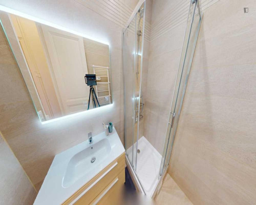 Elegant double bedroom in Plaine-Monceau - Gallery - 8