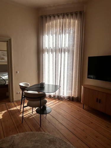 Contemporary Living at Villa Moritz – Elegant Historic Apartment with Balcony