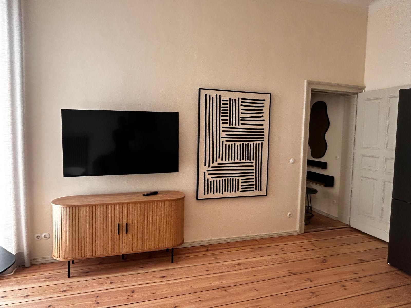 Contemporary Living At Villa Moritz – Elegant Historic Apartment With Balcony - 4