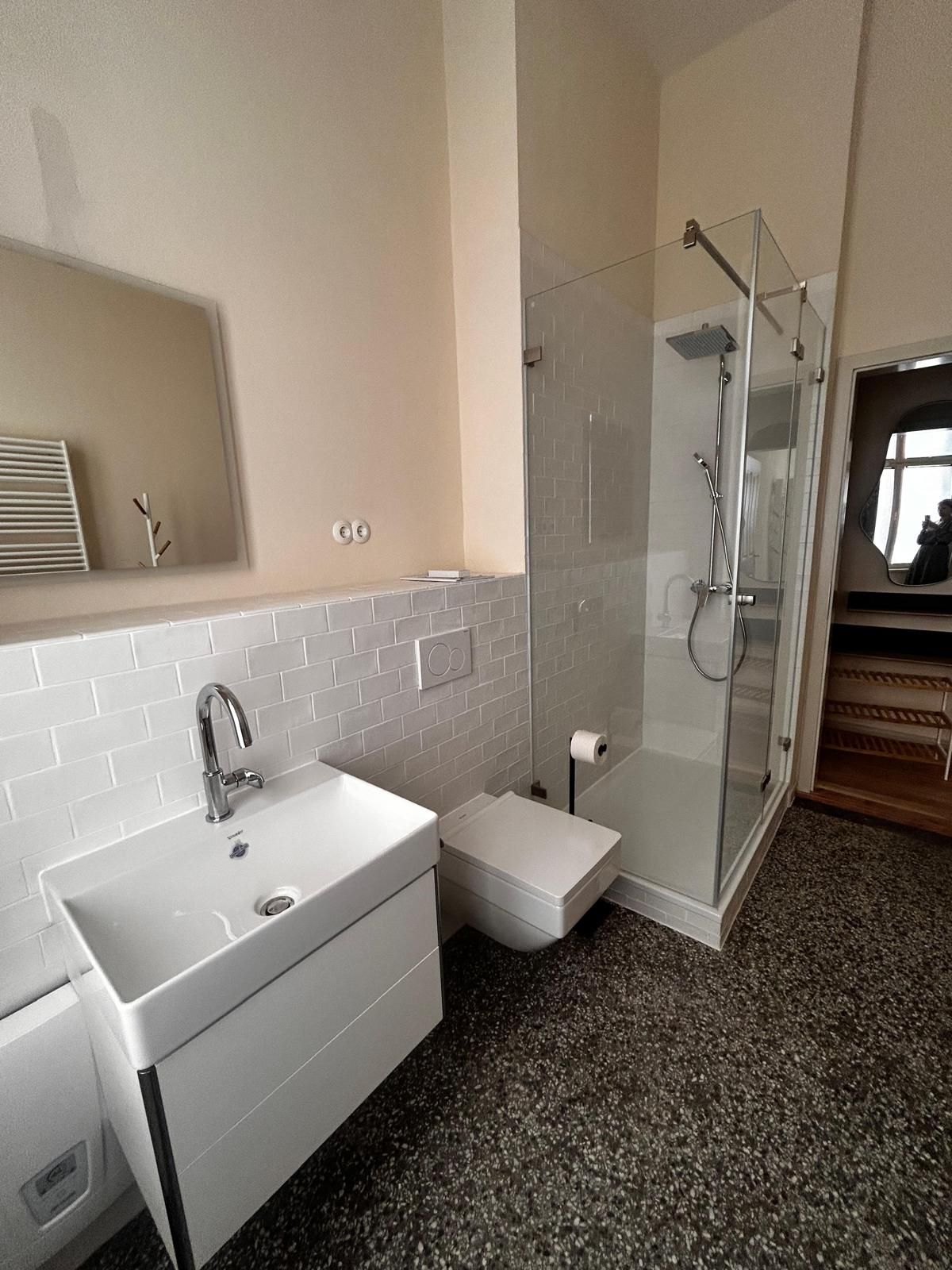 Contemporary Living At Villa Moritz – Elegant Historic Apartment With Balcony - 5