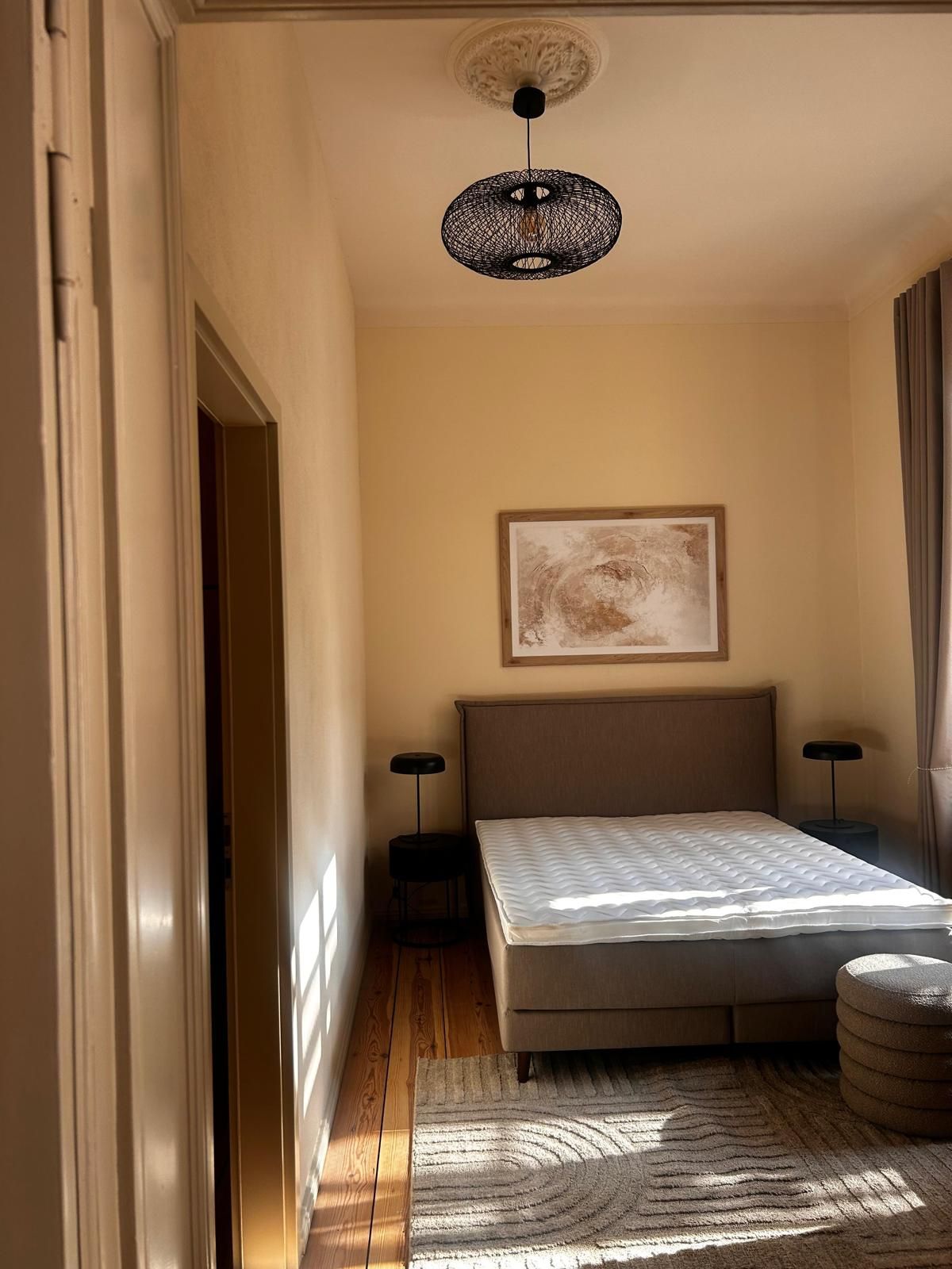Contemporary Living At Villa Moritz – Elegant Historic Apartment With Balcony - 13