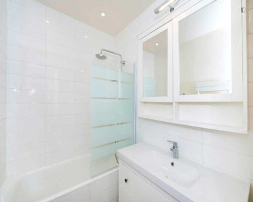 Welcoming double bedroom in Gare du Nord - Gallery - 9