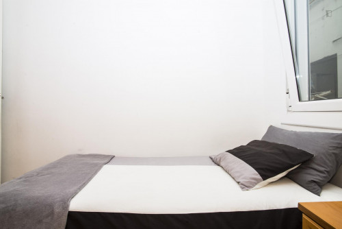 Single bedroom close to Rocafort metro station