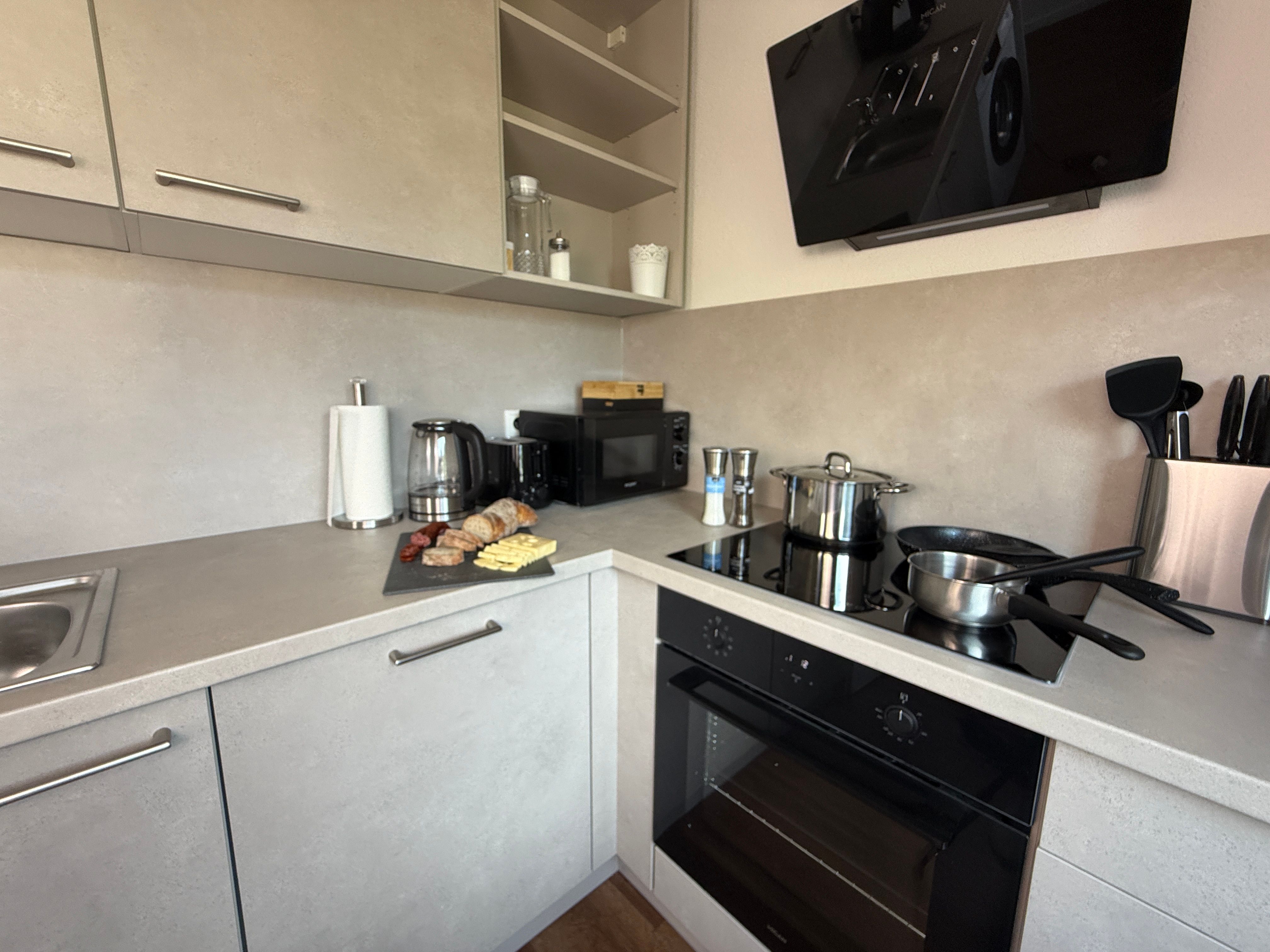Napa Night – Bright 3-Room Apartment, 81 Sqm, Balcony - 4