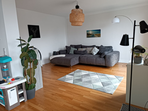 Bright apartment in NB near the airport and the A3 highway; about 15 minutes by public transit to CGN Central Station (flexible from Jan 27)