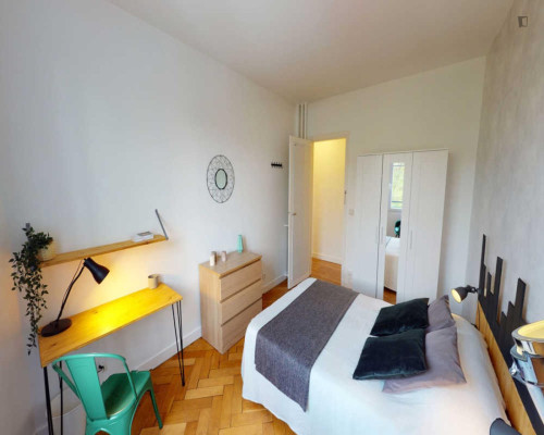 Inviting double bedroom in Parc-de-Montsouris