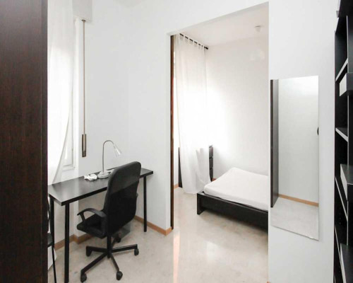 Snug single bedroom in the Lorenteggio neighbourhood