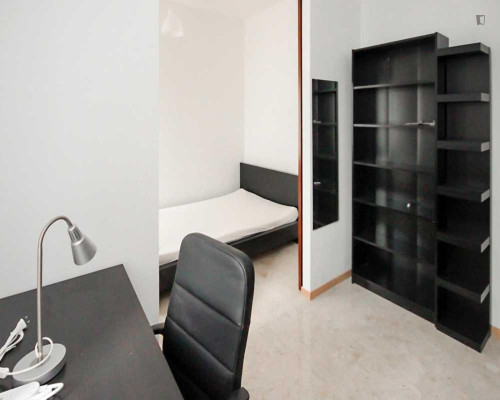 Snug single bedroom in the Lorenteggio neighbourhood