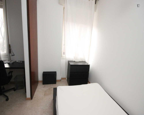 Snug single bedroom in the Lorenteggio neighbourhood