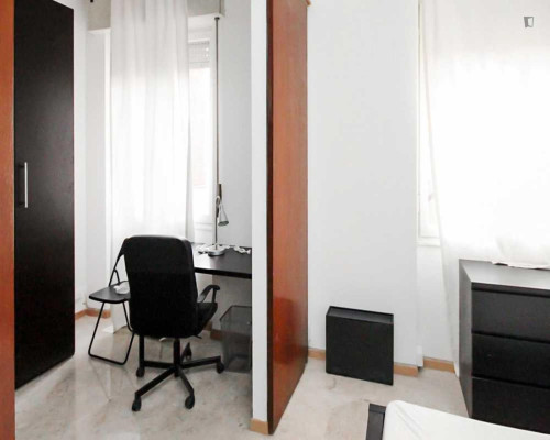 Snug single bedroom in the Lorenteggio neighbourhood