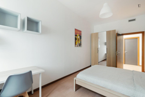 Neat and cosy double bedroom in Bicocca