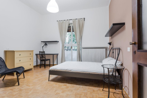 Welcoming double bedroom in Largo Augusto