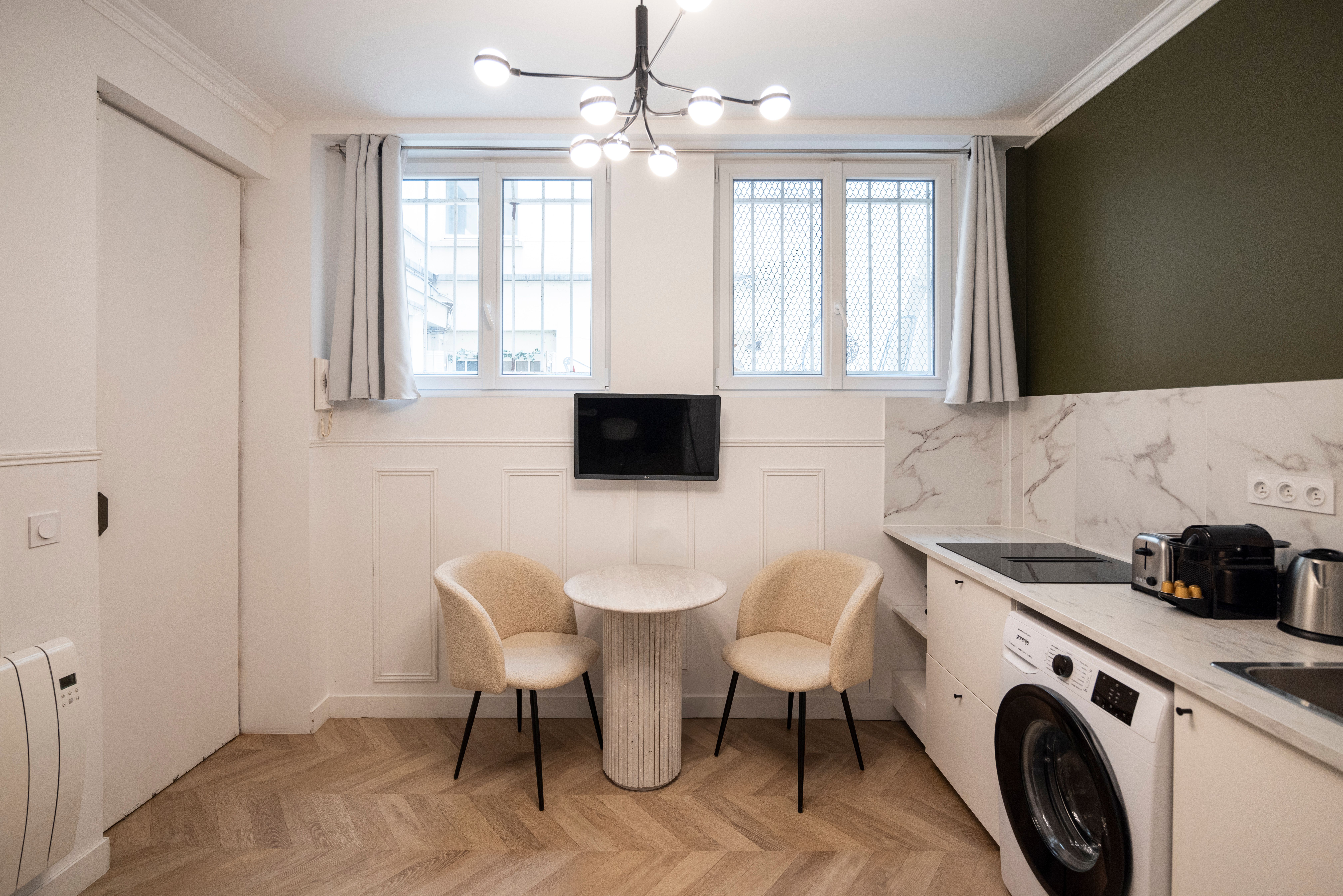 Pigalle · Design Studio With Loft Bed Métro 1mn - 17