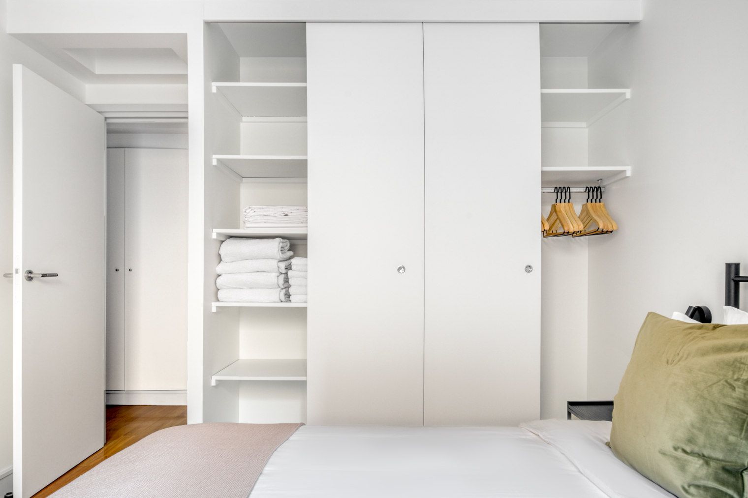 Stylish 2-Bedroom Apartment In Batignolles, Paris - 10