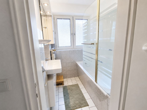 Spacious, Fully Furnished Apartment in Düsseldorf-Düsseltal near Schillerplatz – Balcony, Comfort, and Classic Charm - Gallery - 14