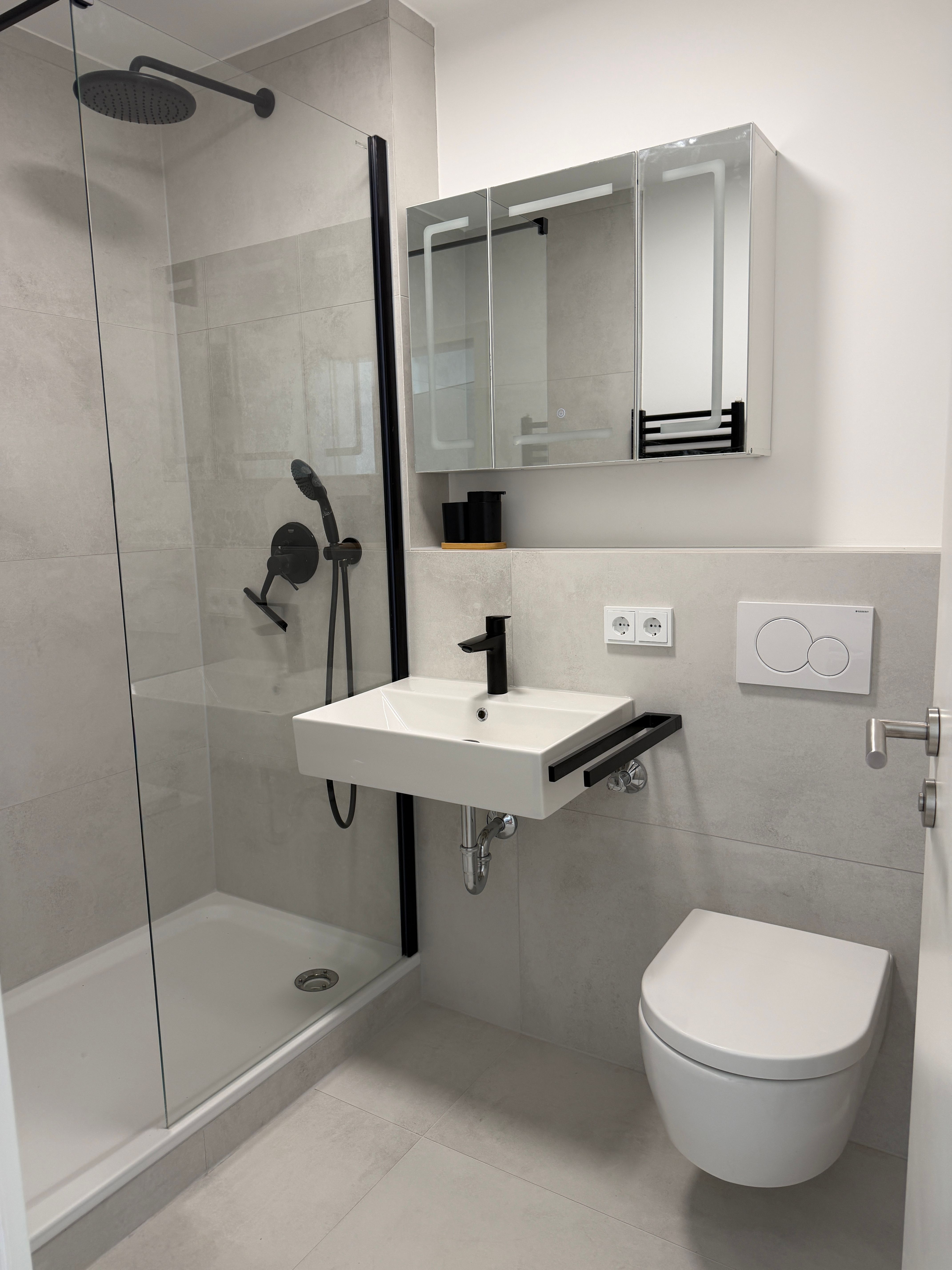 Newly Renovated And Furnished 1.5-Room Apartment - 3