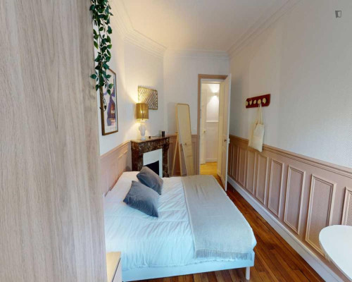 Snug double bedroom in 18th arrondissement