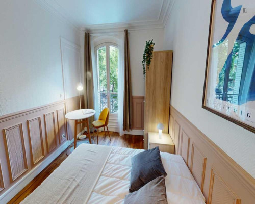 Snug double bedroom in 18th arrondissement