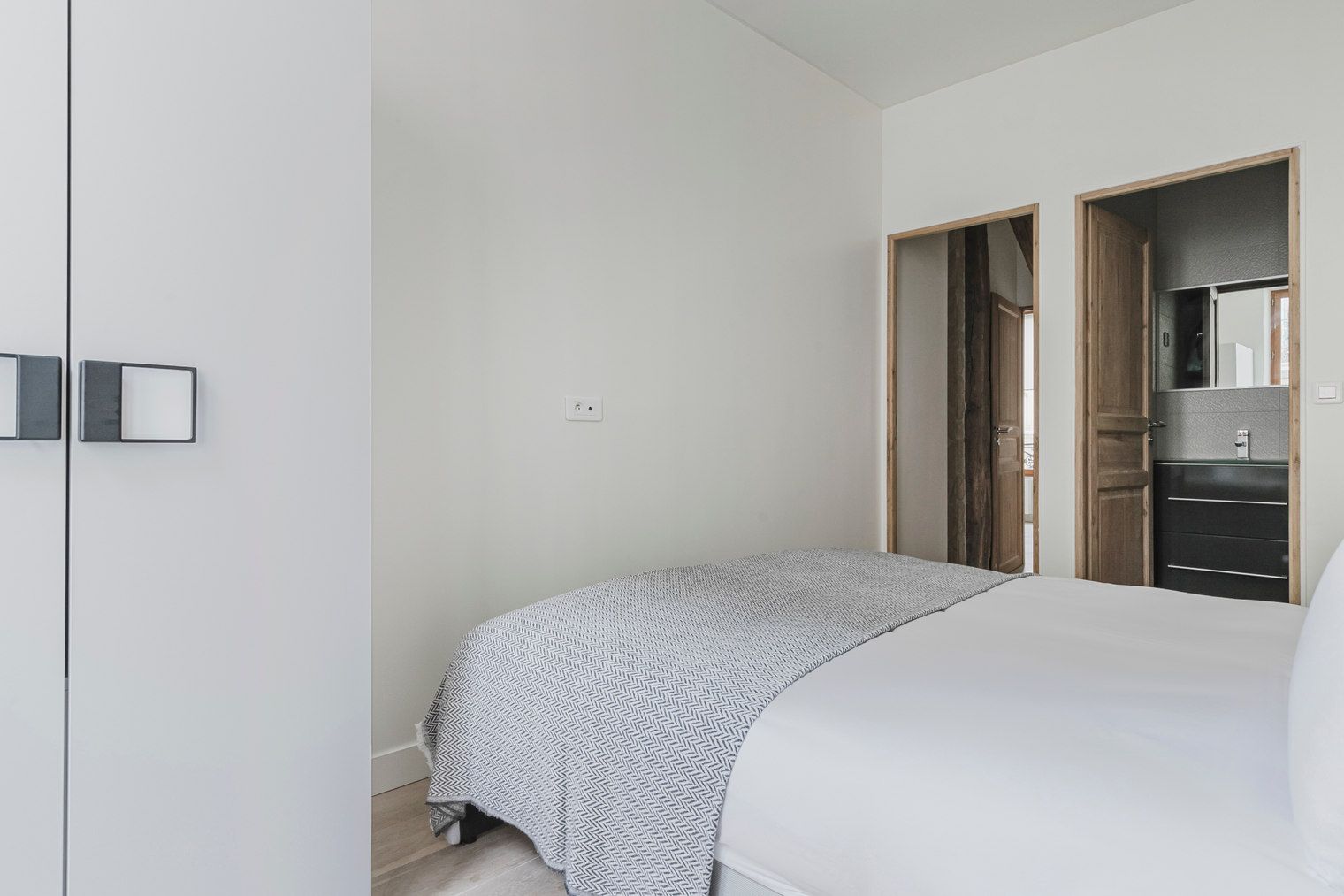 Chic 2-Bedroom Apartment In Vibrant Odéon! - 13