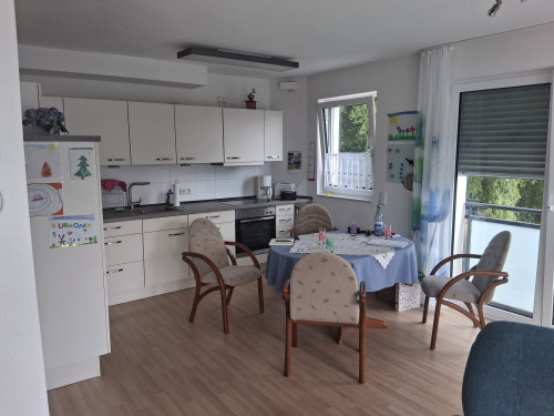 Modern, bright, quiet 2-room apartment with kitchen, balcony, underground parking space (up to 4.50 m length)