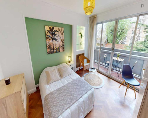 Appealing double bedroom in Ternes