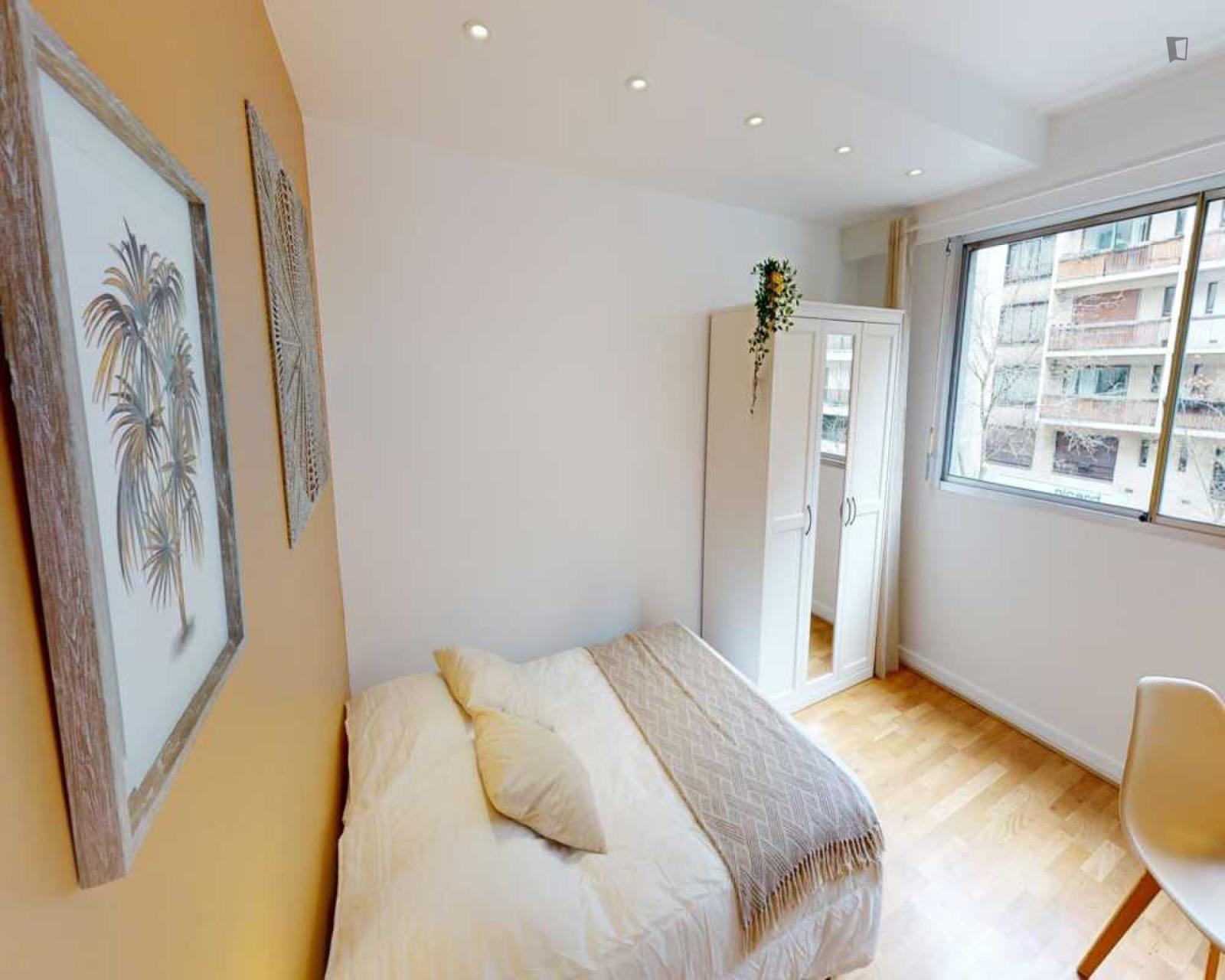 Alluring Double Bedroom In Ternes - 1