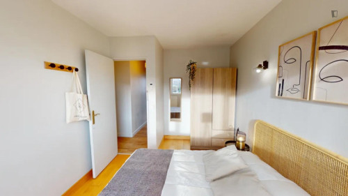 Brillint double bedroom in Levallois-Perret