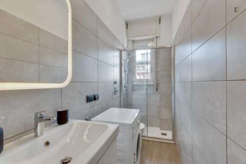 Colourful double bedroom with a balcony, in Maggiolina - Gallery - 10