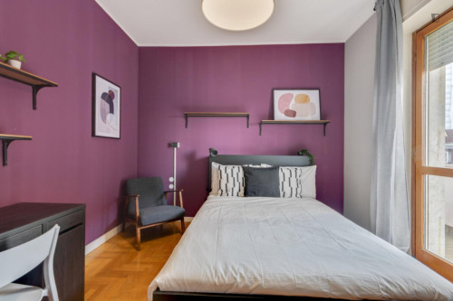 Colourful double bedroom with a balcony, in Maggiolina