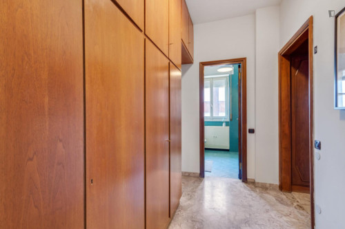 Colourful double bedroom with a balcony, in Maggiolina - Gallery - 12