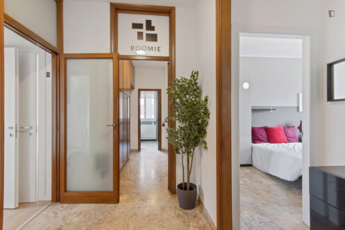 Colourful double bedroom with a balcony, in Maggiolina - Gallery - 14