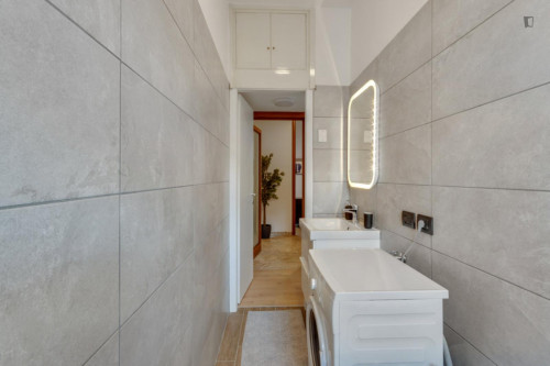 Colourful double bedroom with a balcony, in Maggiolina - Gallery - 11
