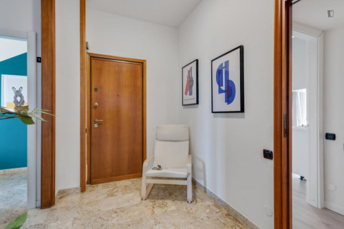 Colourful double bedroom with a balcony, in Maggiolina - Gallery - 13