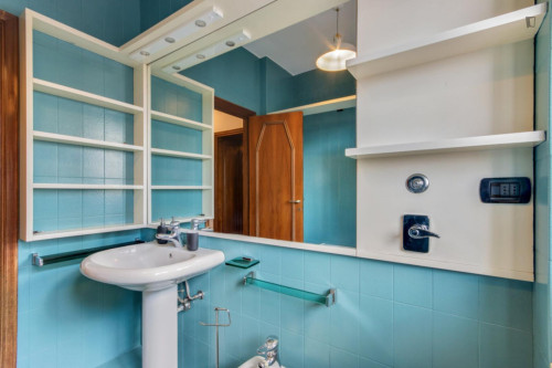 Colourful double bedroom with a balcony, in Maggiolina - Gallery - 9