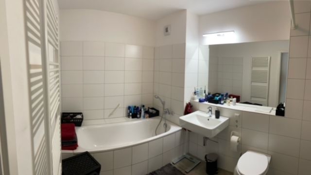 Modern Spacious Apartment Near City Center - 13
