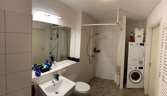 Modern Spacious Apartment Near City Center - 14