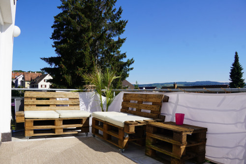 Spacious, fully furnished top-floor apartment with lake view and near lido for temporary rent