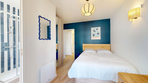 Charming double ensuite bedroom in Épinettes