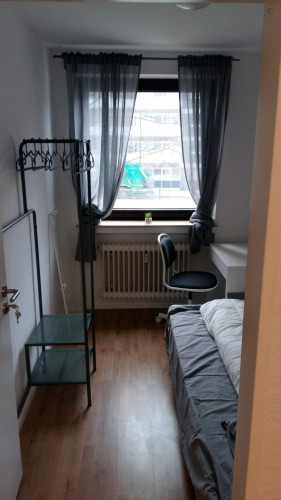 Spacious single bedroom in a 5-bedroom apartment near Elbruchstraße transport station