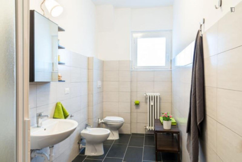 Cozy double room with a balcony, in Cesano Boscone