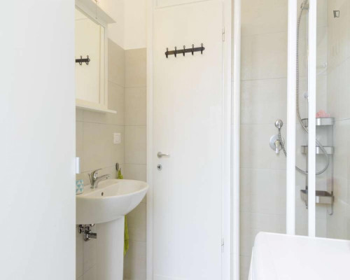 Bright double bedroom in the Gallaratese district - Gallery - 9