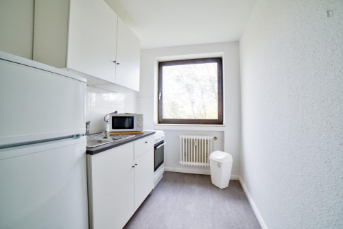 Beautiful single bedroom in a 3-bedroom apartment near Elbruchstraße transport station