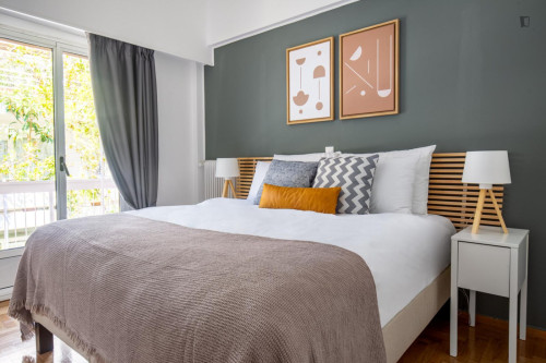 Bright 2-bedroom flat near the Metropolitan College