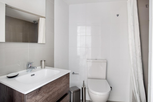 Bright 2-bedroom flat near the Metropolitan College - Gallery - 11