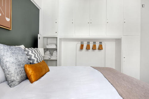 Bright 2-bedroom flat near the Metropolitan College