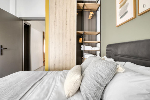 Bright 1-bedroom flat in the Mets neighbourhood