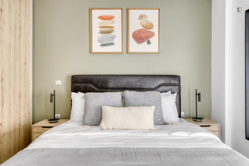 Bright 1-bedroom flat in the Mets neighbourhood