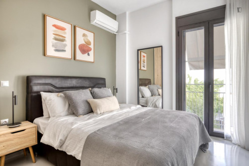 Bright 1-bedroom flat in the Mets neighbourhood