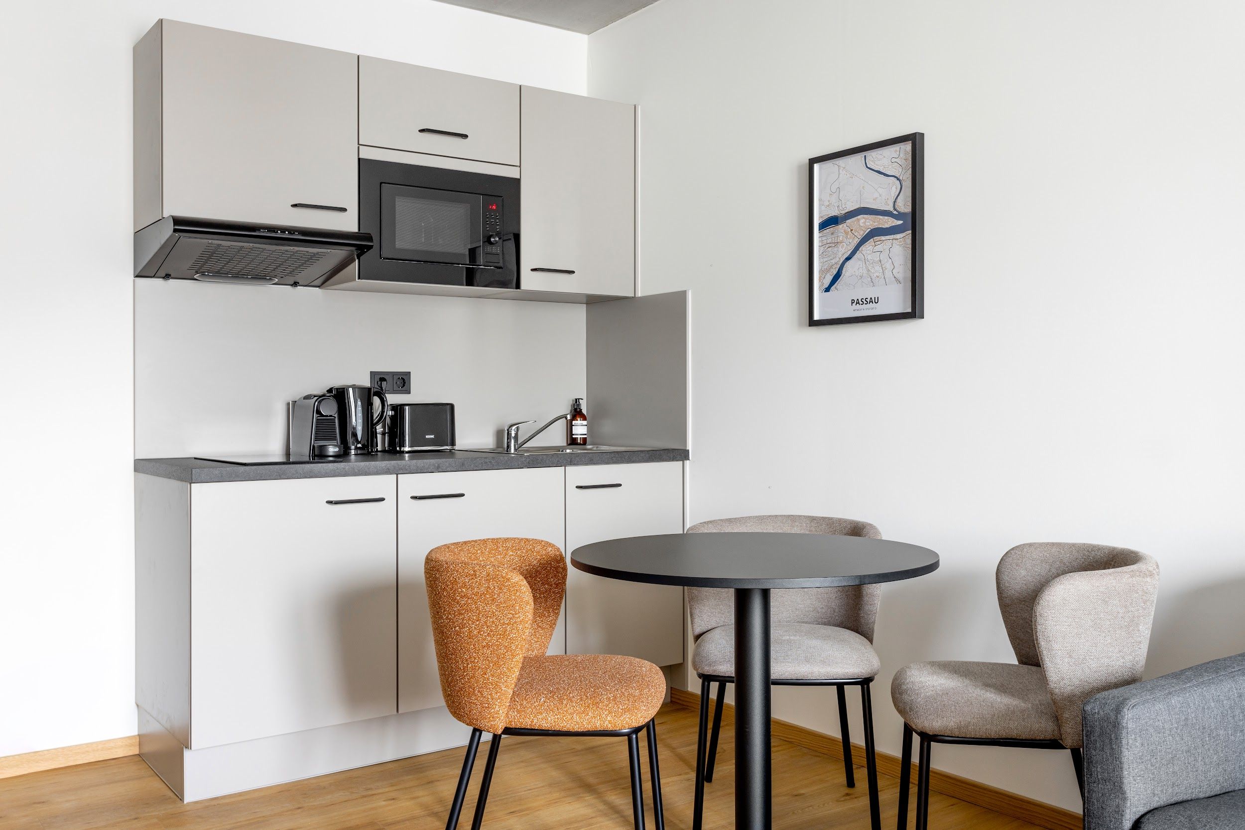 Your Ludwigsplatz HQ: Stylish 3-Bedroom Apartment Incl. Rooftop! - 7