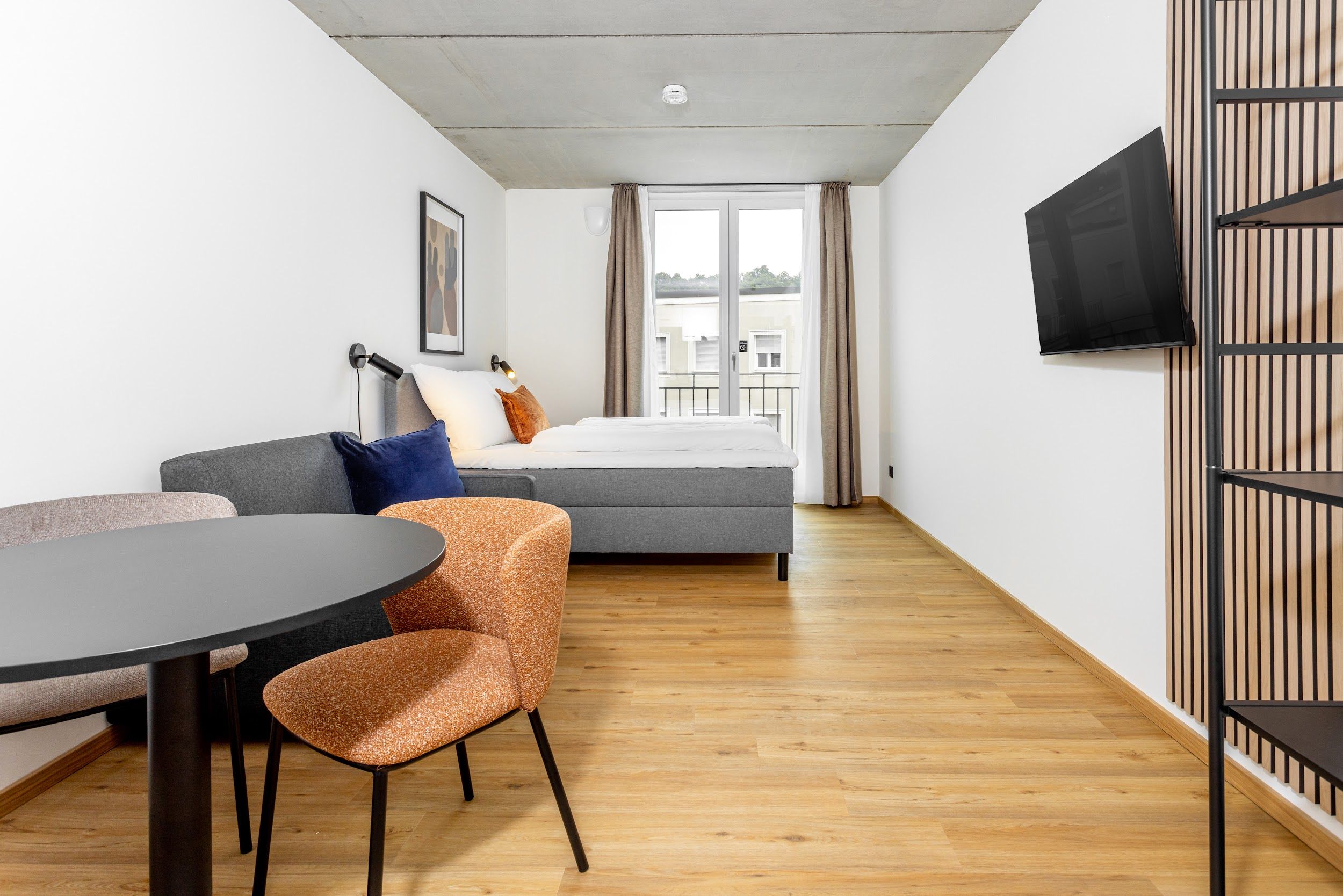 Your Ludwigsplatz HQ: Stylish 3-Bedroom Apartment Incl. Rooftop! - 16